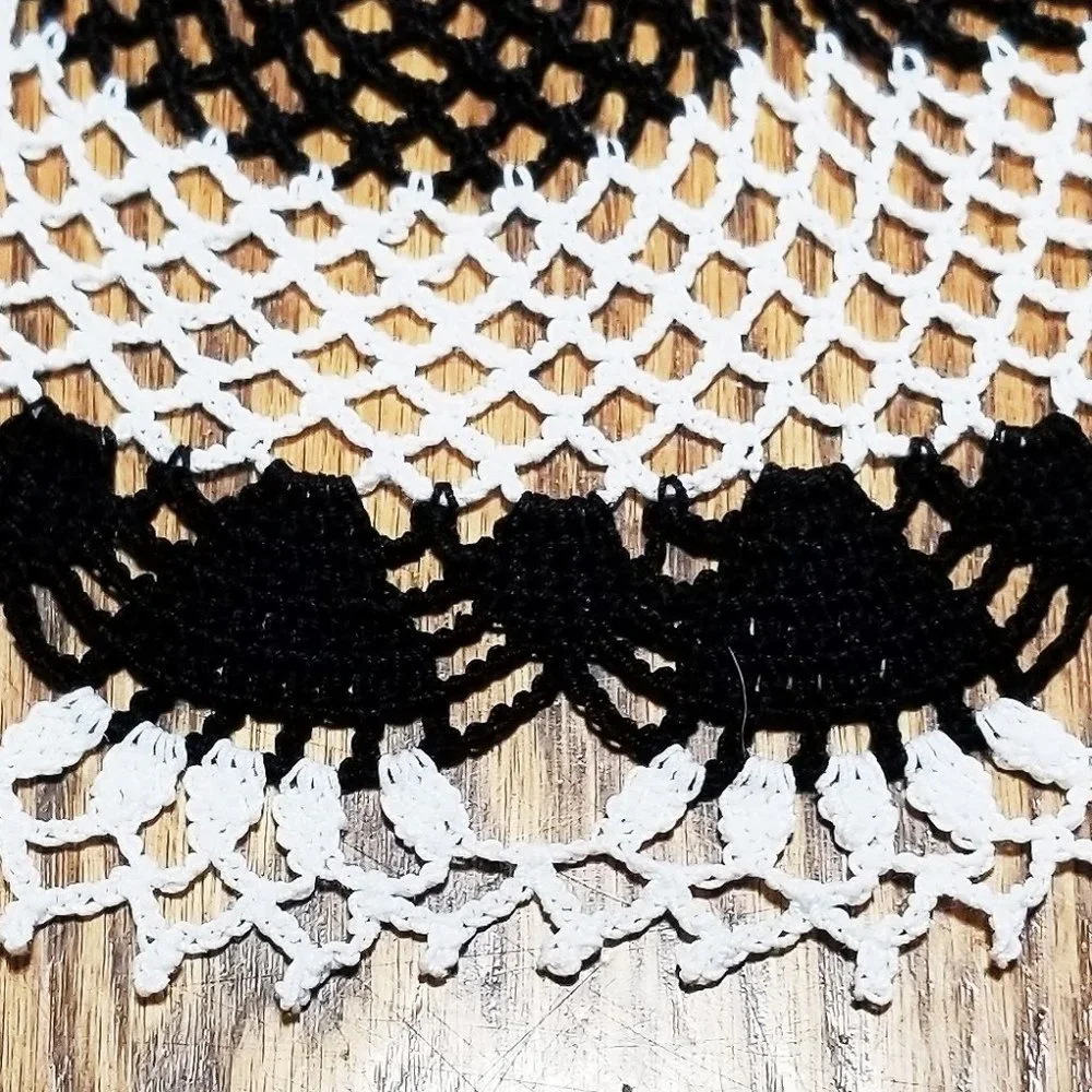 Vintage Style New Hand Crafted Comets Tail 16 1/2" Black & White Doily - Picture 3 of 3
